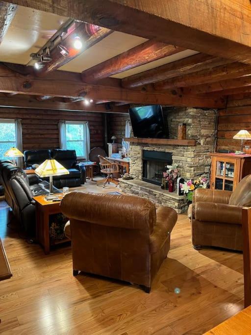 Acorn Resort A Unique Retreat Cabin, 13 Acres Land Bloomington Exterior foto